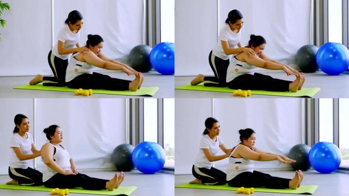 两个女朋友在减肥课上锻炼。