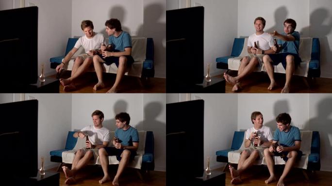 两个男朋友坐在沙发上看电视体育比赛时未能打开啤酒瓶