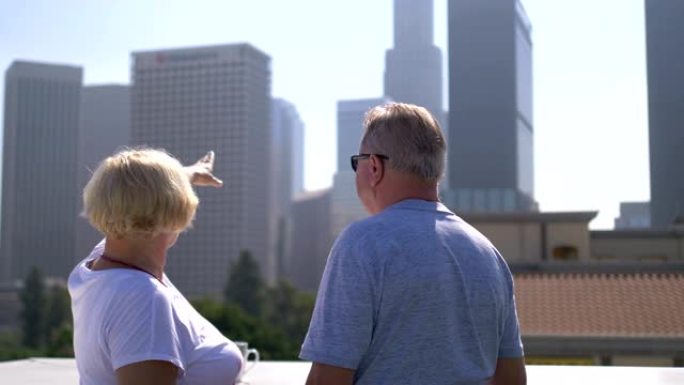洛杉矶市屋顶上的高级游客4k慢动作60fps