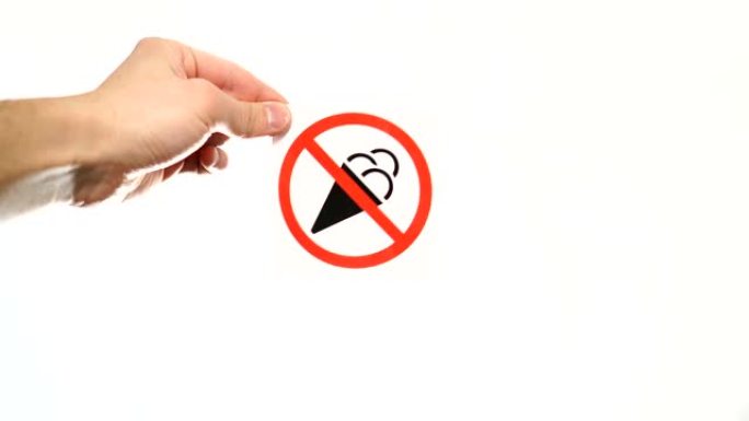 在白色上显示警告标志 “No ice cream” 的手