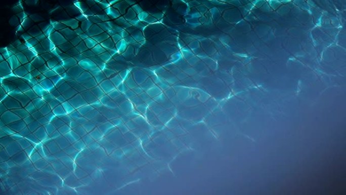 游泳池水反射顶视图