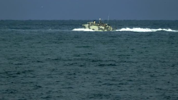 海岸警卫队的快艇在海上巡逻