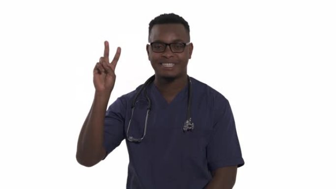 微笑的年轻医生表现出和平或胜利的迹象。孤立在白色背景上。肢体语言和手势概念