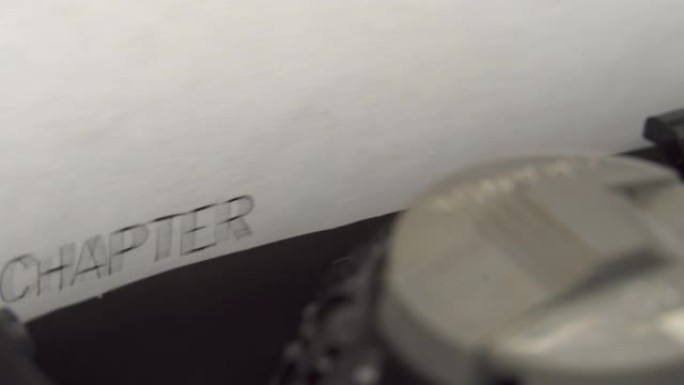 在旧的机械打字机上用黑色墨水打字第二章。