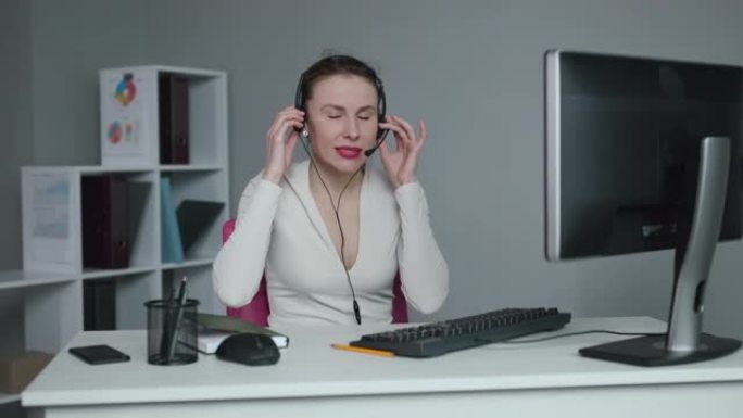 呼叫中心接线员厌倦了与问愚蠢问题的人交谈。年轻的客户服务代表在工作。在呼叫中心高效运作的年轻女工