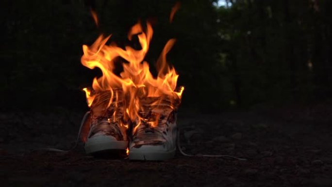 使用白色高运动鞋在森林中的乡村道路上燃烧。