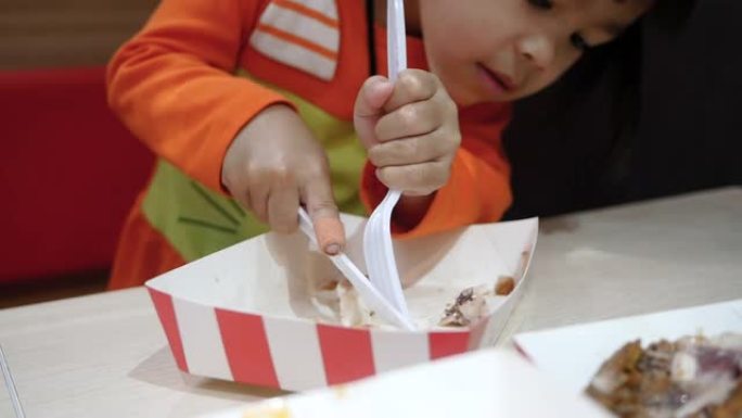 亚洲小女孩喜欢在服务店吃炸鸡。肯德基是世界著名的美国快餐店。健康理念。