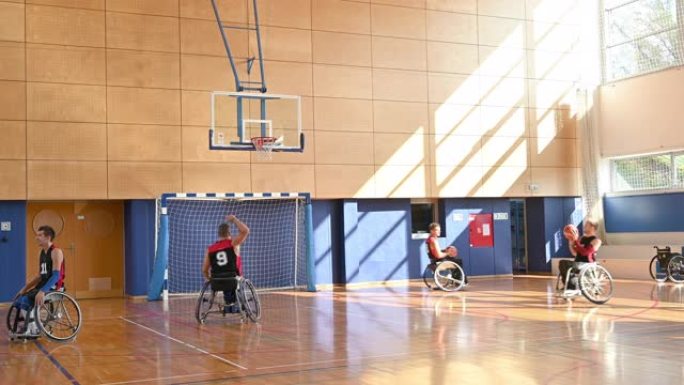 轮椅篮球运动员在健身房练习射击
