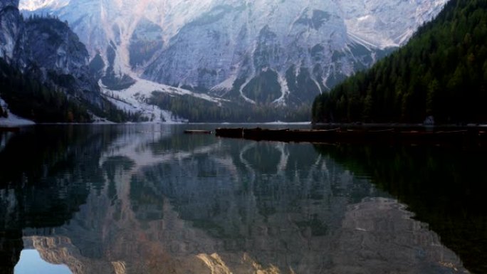 美丽的拉戈迪布莱斯湖风景，意大利高山上的浪漫之地