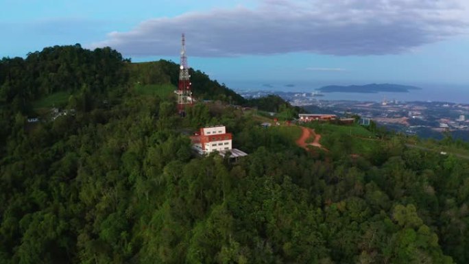 马来西亚沙巴州Kokol Mengatal雨林丛林中部美丽的当地天主教堂的空中4k镜头