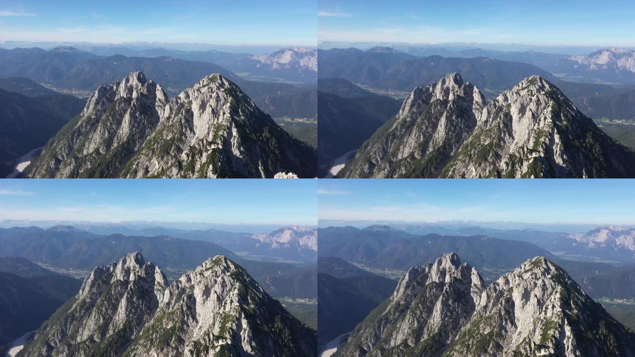 鸟瞰图，飞越朱利安阿尔卑斯山的山峰，与Mangart并列
