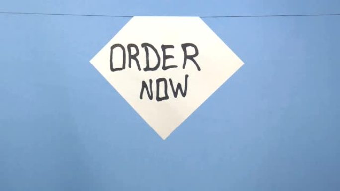 燃烧和吸烟的白色纸，蓝色背景上有黑色铭文 “order now”
