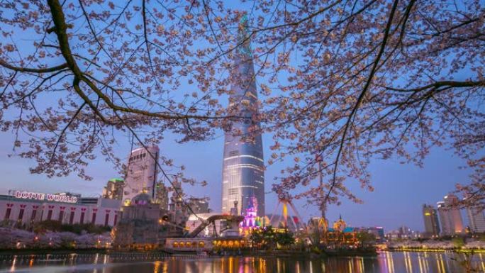 乐天世界游乐园和乐天塔和西川湖的夜晚和春天的樱花，韩国首尔。