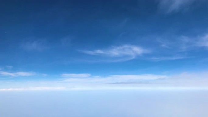 旅行时从窗口飞机看空中天空和云景