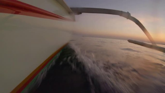 日出时乘坐亚洲传统船前往洛维纳湾的海豚景点