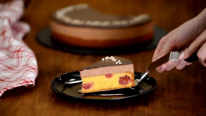 巧克力碎片樱桃慕斯蛋糕上的平板。