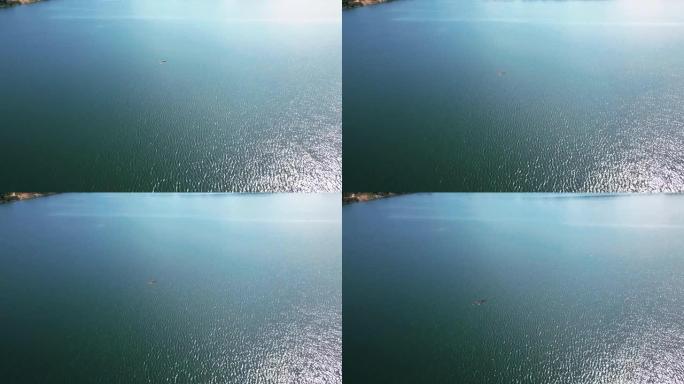 美丽的蓝色湖泊和飞鹰的景色