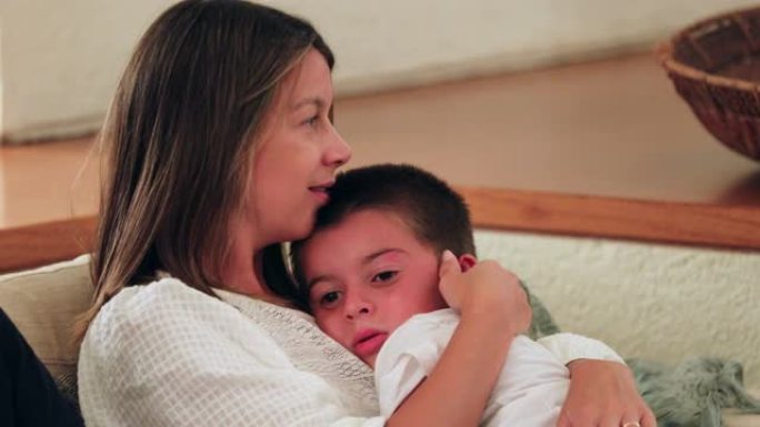 坦率的母亲和小男孩的结合时刻，表现出爱和感情