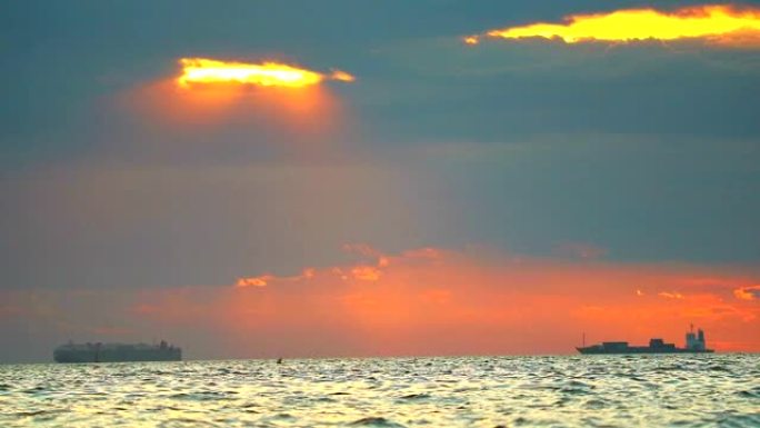 海上和货船上的日落红橙云