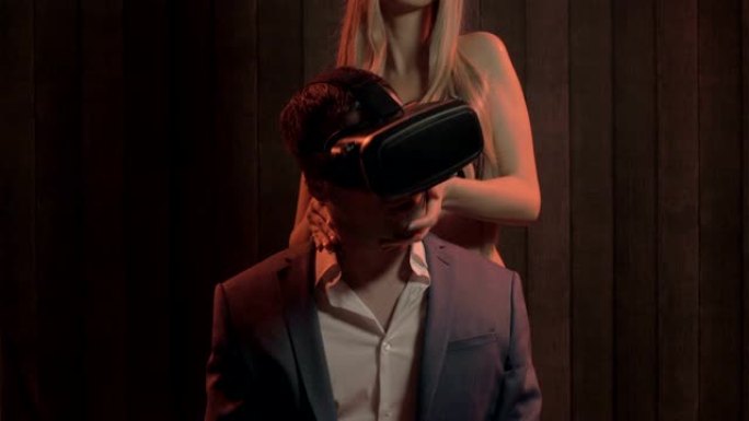 小情侣玩VR眼镜，虚拟情人概念