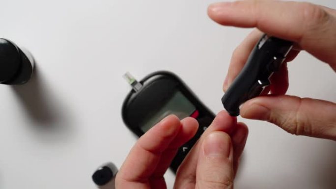 使用血糖仪的人通过血糖测试对糖尿病进行自我测试