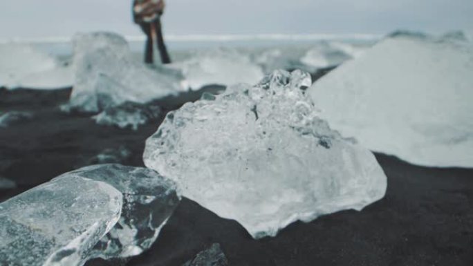 冰岛的钻石海滩或Jokulsarlon冰山海滩。冰岛火山海滩上的水晶冰融化。慢动作多莉射击