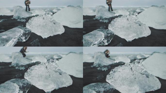 冰岛的钻石海滩或Jokulsarlon冰山海滩。冰岛火山海滩上的水晶冰融化。慢动作多莉射击