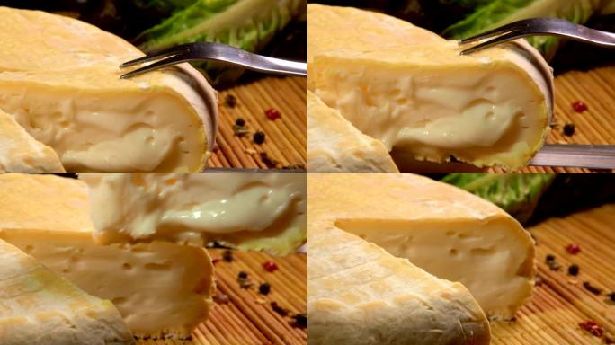 从整个奶酪中取出的三角形奶油布里干酪