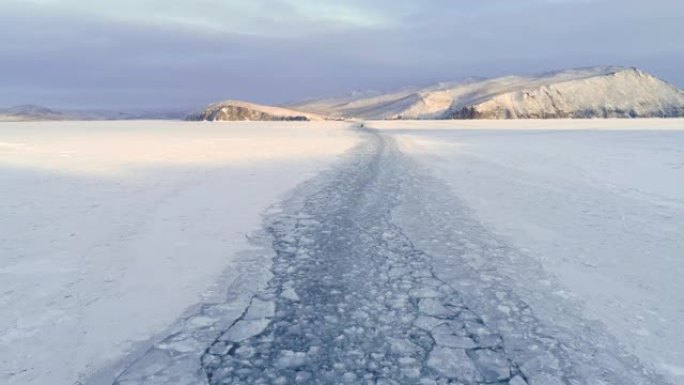 美丽的冬季景观，白雪皑皑的贝加尔湖表面。