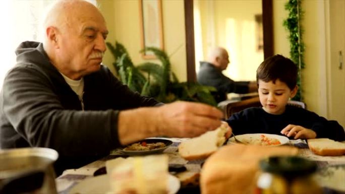 祖父和孙子共进午餐
