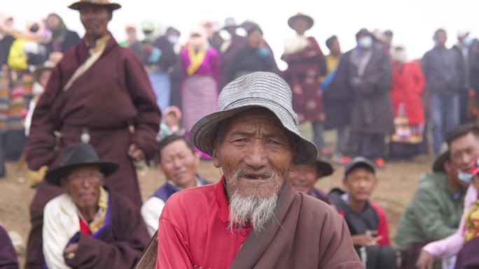 藏族老年人面对镜头微笑