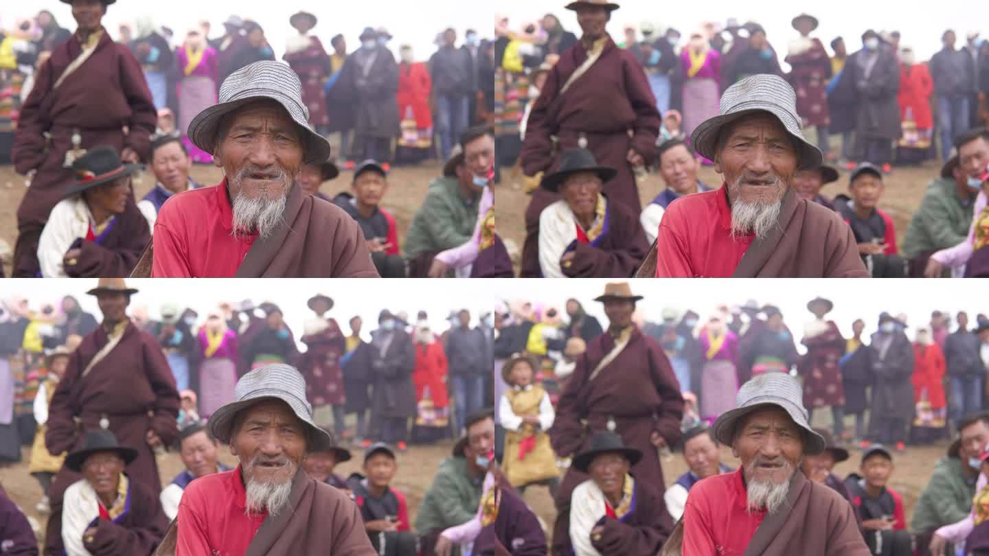 藏族老年人面对镜头微笑