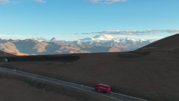 大货车行驶在路上西藏珠峰脚下