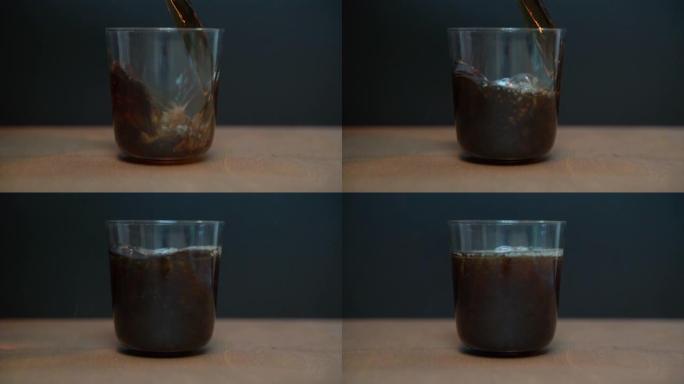 将果汁，咖啡，茶倒入玻璃慢动作中