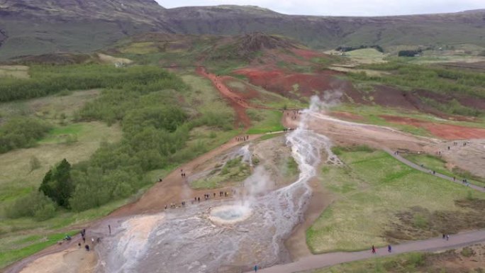 在冰岛Strokkur间歇泉上方飞行，空中4k高角度无人机视图