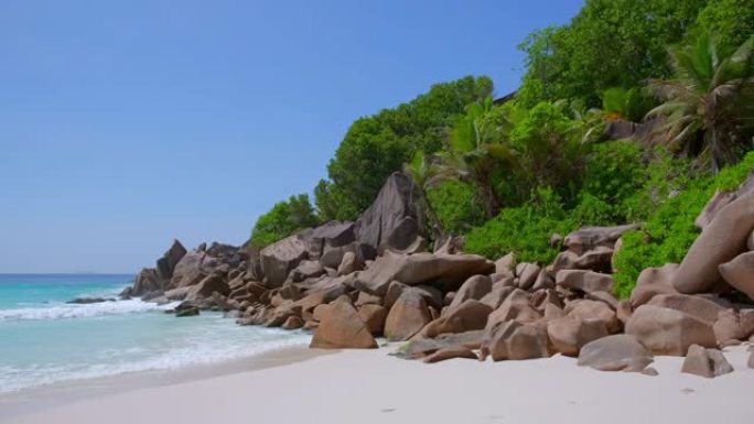 美丽的热带海滩娇小的Anse雕刻花岗岩岩石和棕榈树-拉迪格岛，塞舌尔，印度洋群岛。