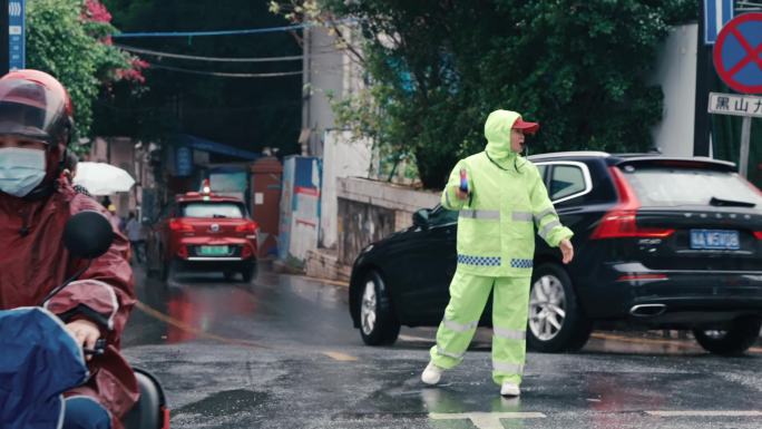 雨天执勤 雨天交警 指挥交通 交通违规