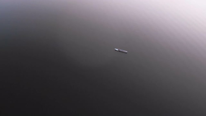 无人机拍摄了乡村水库大坝的鸟瞰图，渔民和船只