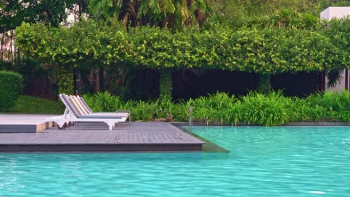 酒店游泳池周围的椅子游泳池