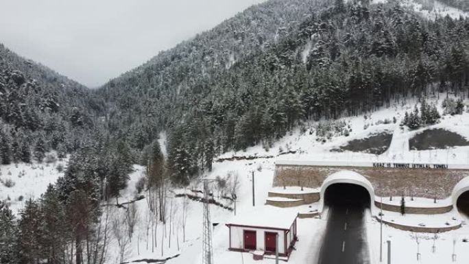 无人机飞越白雪覆盖的森林，卡斯塔莫努市伊尔加兹山隧道，土耳其