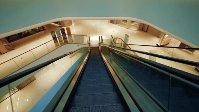 中国深圳购物中心自动扶梯上升