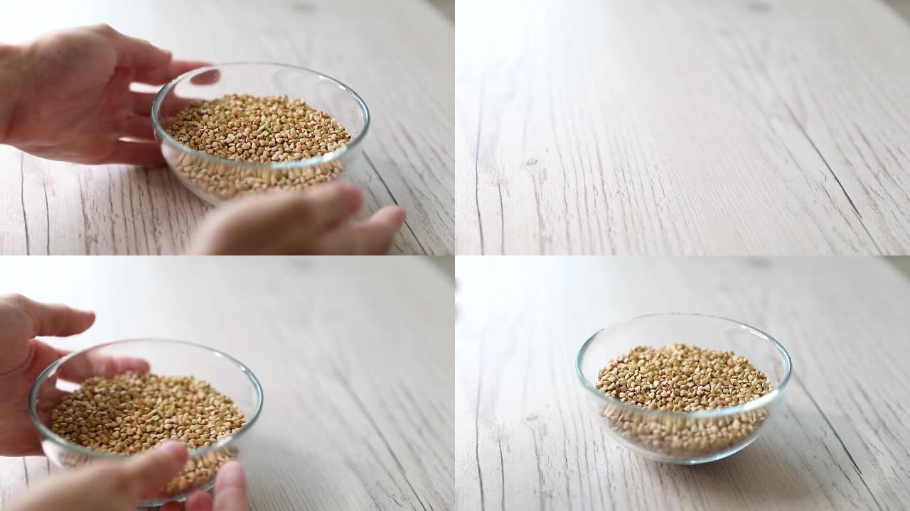 木碗中的Einkorn小麦，所谓的小拼写。干燥的谷物。