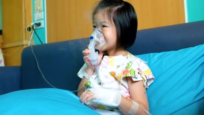 可爱的亚洲孩子拿着口罩蒸气吸入器治疗哮喘。