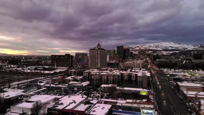无人机在冬季日落盐湖城市中心