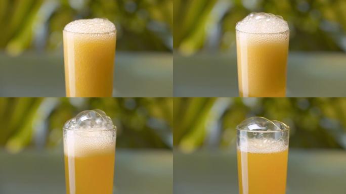 新鲜的橙色果汁into a glass