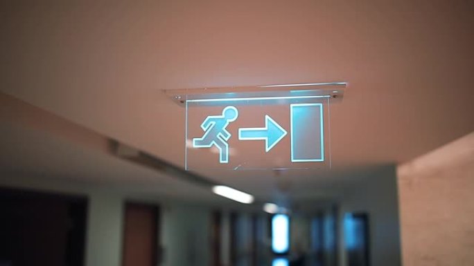 医院走廊右箭头紧急出口标志
