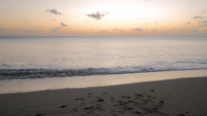 圣卢西亚海滩，圣卢西亚岛度假期间海滩上的日落