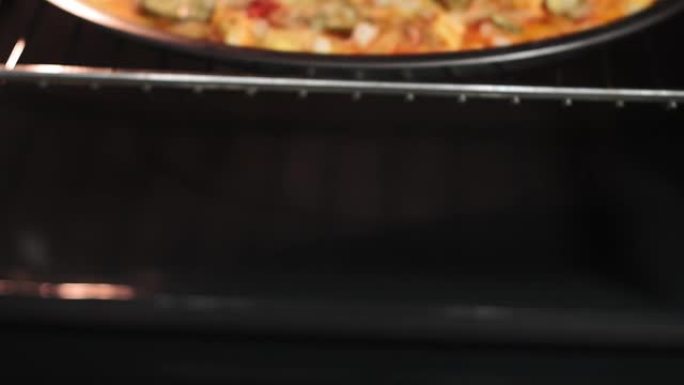自制意大利披萨在烤箱里烘烤。特写微距拍摄