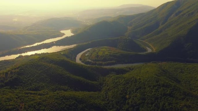 山湖的航拍。无人机的观点，塞尔维亚奥夫卡山早上。