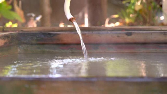 日本温泉小镇的公共足部温泉。任何人都可以自由使用。日本温泉文化。